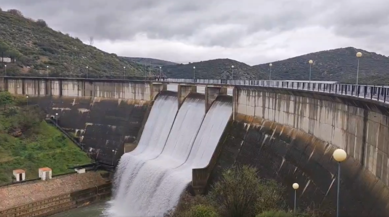 Benditas imágenes del pantano de La Fresneda desembalsando