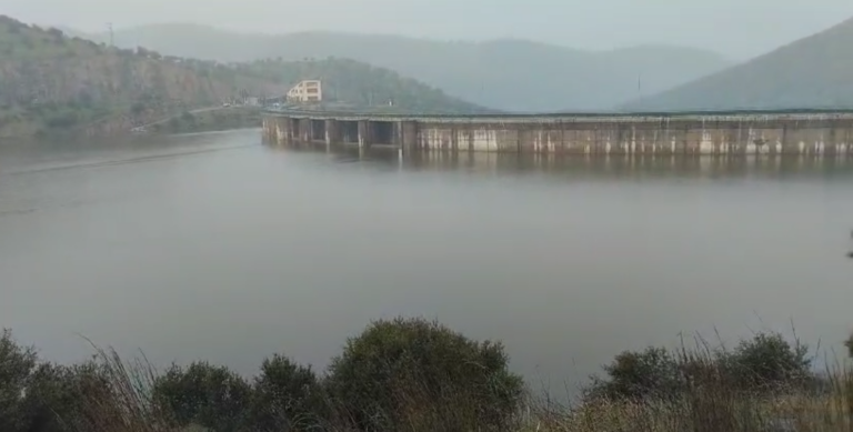 El pantano de Montoro, lleno: Comienza a aliviar agua en su vertiginosa presa