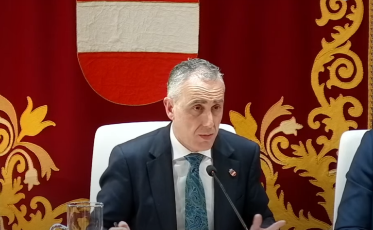 El alcalde de Puertollano reitera que no hay constancia de denuncia por acoso y subraya que la funcionaria no está desprotegida