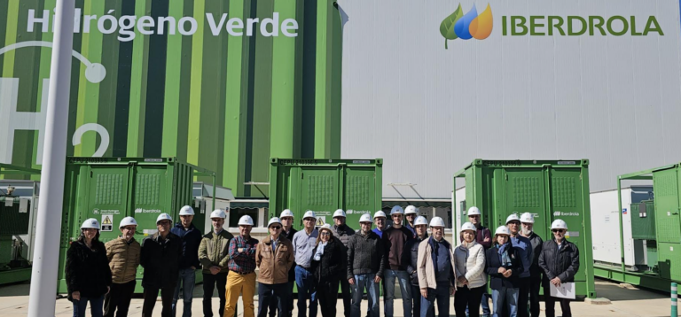 El Colegio Oficial de Graduados en Ingeniería visita la planta de hidrógeno verde de Iberdrola en Puertollano