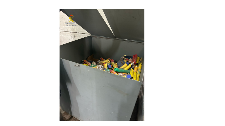 La Guardia Civil destruye material pirotécnico hallado en una planta de reciclaje en Campo de Criptana