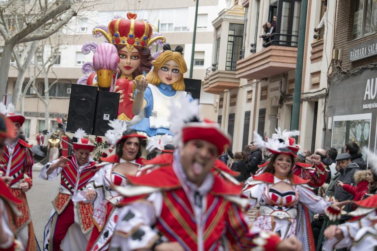 La fantasía ‘Wonderland’ de El Burleta se alza con el Arlequín de oro del Domingo de Piñata de Ciudad Real
