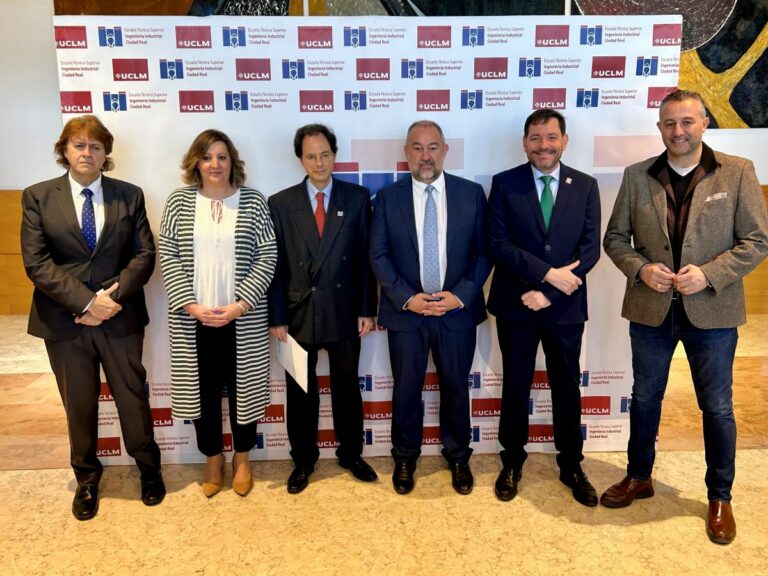 El subdelegado del Gobierno en Ciudad Real asiste al 30 aniversario de la Escuela Técnica Superior de Ingeniería Industrial
