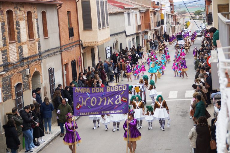 Notable éxito en el Gran Desfile de Comparsas de Aldea del Rey, que llenó de ritmo y color sus calles Notable éxito en el Gran Desfile de Comparsas de Aldea del Rey, que llenó de ritmo y color sus calles
