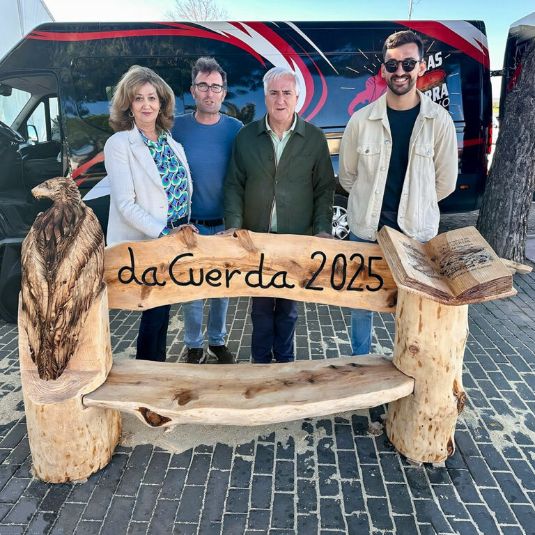 Almodóvar del Campo: Un robusto banco de pino tallado en directo por Gustavo Fernández López asienta testimonio de la Feria ‘La Cuerda’