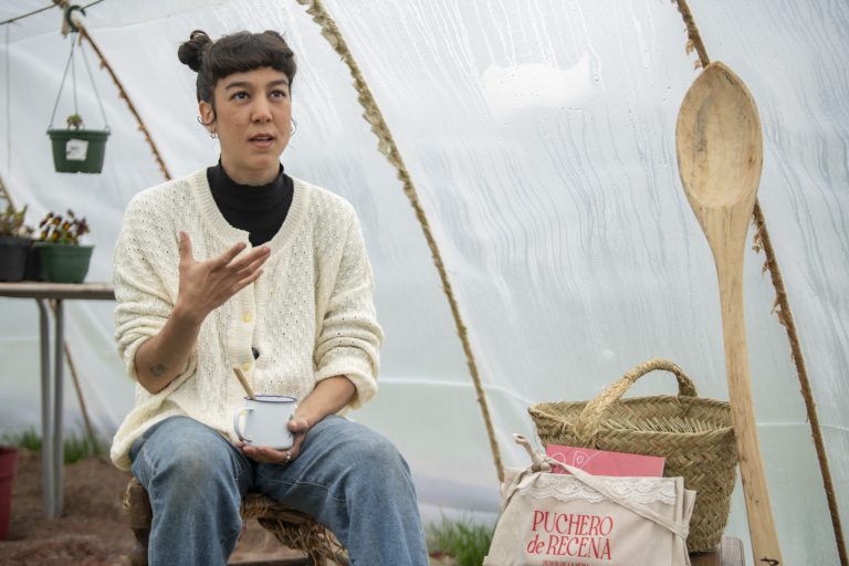 Bewis de la Rosa ensancha lo rural con rap de raíz: «No es que el pueblo sea la salida, es que la ciudad es una cárcel»