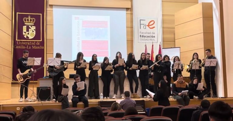 Estudiantes de la UCLM interpretan por primera vez en Castilla-La Mancha el himno feminista ‘La marcha de las mujeres’ Estudiantes de la UCLM interpretan por primera vez en Castilla-La Mancha el himno feminista ‘La marcha de las mujeres’