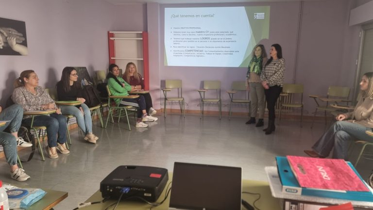 30 mujeres se forman en Valdepeñas en placas fotovoltaicas para mejorar su empleabilidad