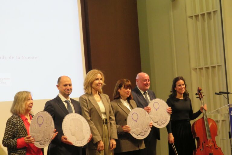 La BNE rinde homenaje a María Moliner en un emotivo acto en el que se ha presentado una moneda conmemorativa