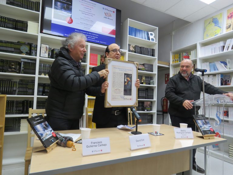 Presentación del libro De las tinieblas y la luz de David Coll: Durante el acto el autor recibió el Premio Internacional de Poesía «Sial Pigmalión» 2024