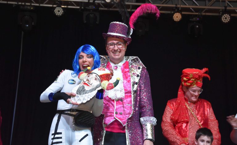 Gloria Santoro inaugura el Carnaval de Migueltutra homenajeando a la máscara callejera