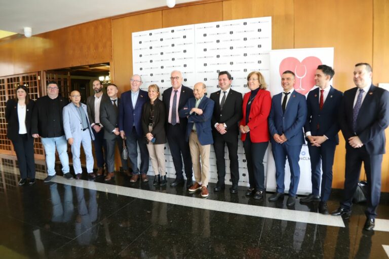 El Gobierno regional muestra su apoyo al sector vitivinícola por su importancia en la económica y el empleo que genera en Ciudad Real