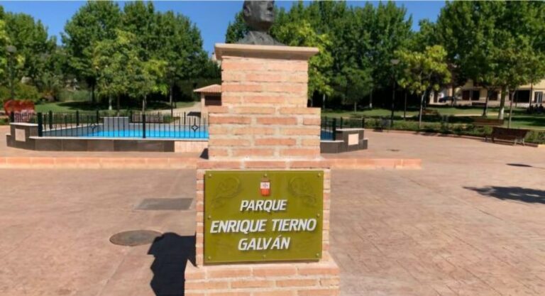 El PSOE denuncia que El PP de Villarrubia «ataca la memoria democrática» eliminando el nombre ‘Enrique Tierno Galván’ de un parque