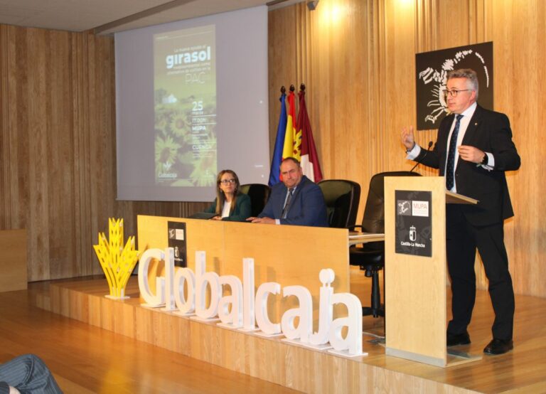 Globalcaja reúne a 300 agricultores para informar, de la mano del consejero de Agricultura, de las novedades de la PAC y la nueva ayuda medioambiental al girasol