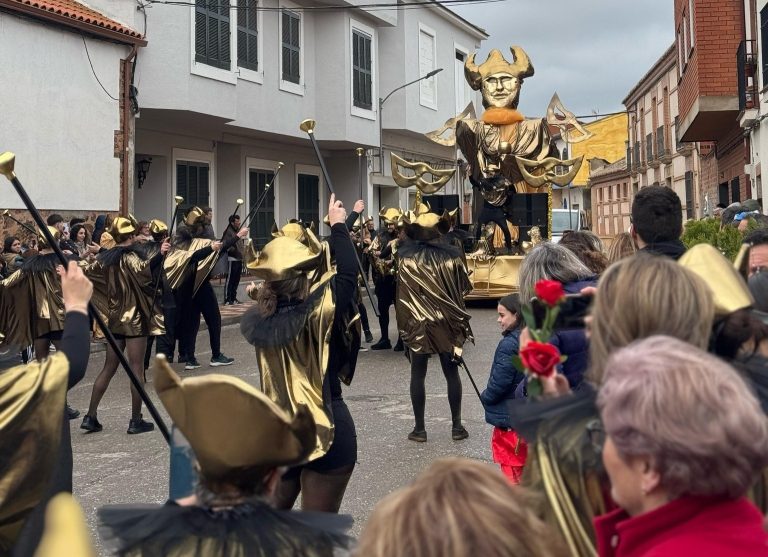 La Peña Mascarada maravilla a los vecinos de Corral de Calatrava con una increíble puesta en escena
