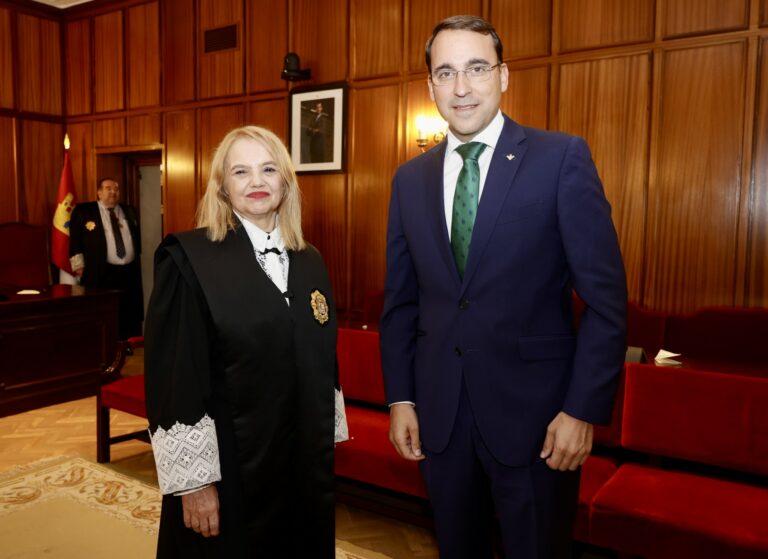 El director general de Globalcaja da la enhorabuena a Pilar Astray como nueva presidenta del Tribunal Superior de Justicia de Castilla-La Mancha