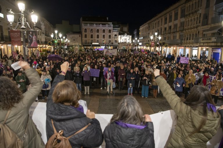 El 8M reivindica igualdad y derechos en Ciudad Real cantando bajo la lluvia