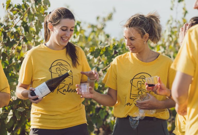 La Fundación Globalcaja y AMEPAP reconocen el empuje emprendedor de la enóloga María García, creadora de la bodega ‘María de La Recueja’