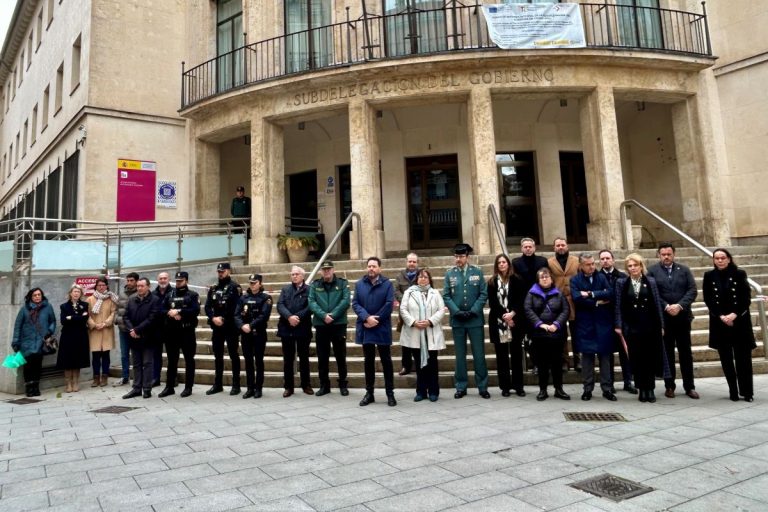 Ciudad Real condena los asesinatos de Eva y Doreen con un minuto de silencio en la Subdelegación del Gobierno