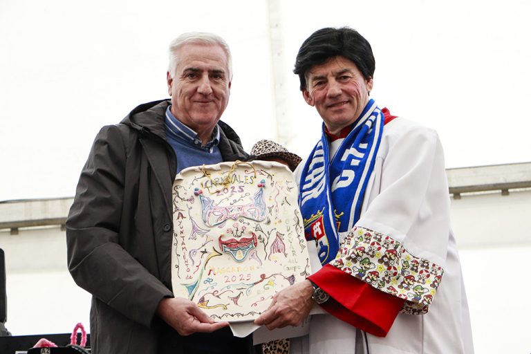 El alcalde de Almodóvar del Campo entrega el Mascarón 2025 a Patricio García-Minguillán Martín El alcalde de Almodóvar del Campo entrega el Mascarón 2025 a Patricio García-Minguillán Martín