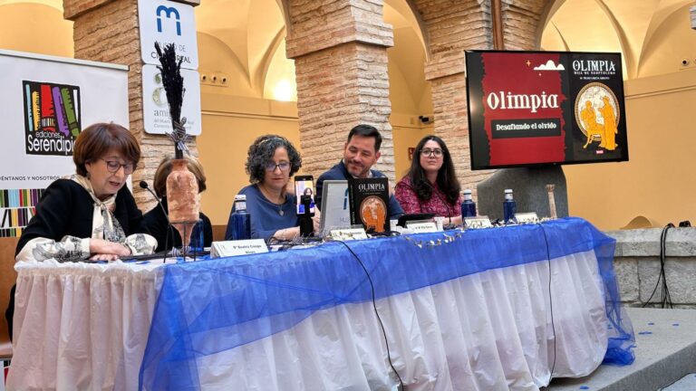 Presentado el libro “Olimpia, hija de Neoptólemo”, de Pilar García Arroyo