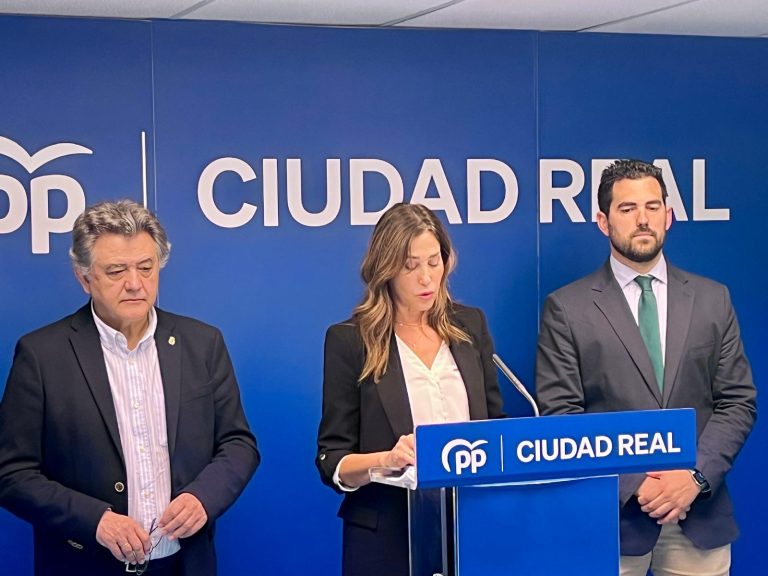 Los senadores del PP presentan la Ley de Fiscalidad Agraria que ahorrará más de 700 millones a los agricultores frente al “infierno fiscal” de Sánchez Los senadores del PP presentan la Ley de Fiscalidad Agraria que ahorrará más de 700 millones a los agricultores frente al “infierno fiscal” de Sánchez