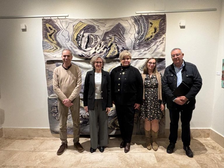 La artista Delia Camelia inaugura en el Museo Formma la exposición “Ventanas al Agua” con la presencia de la cónsul de Rumanía en Ciudad Real