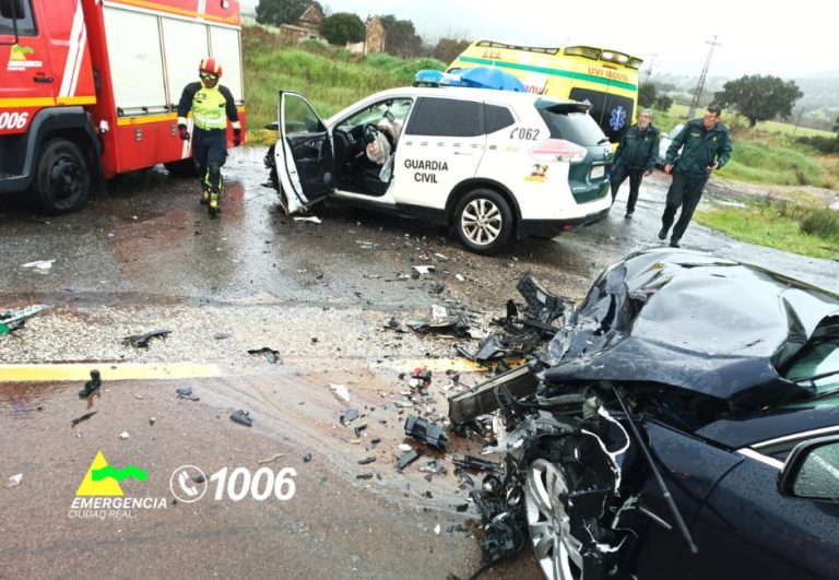 Herido grave un guardia civil tras la colisión entre un turismo y un coche patrulla en Chillón