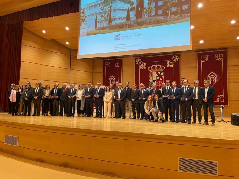 El Colegio Oficial de Ingenieros Industriales de Ciudad Real felicita a la ETSII por su 30 aniversario y agradece su reconocimiento