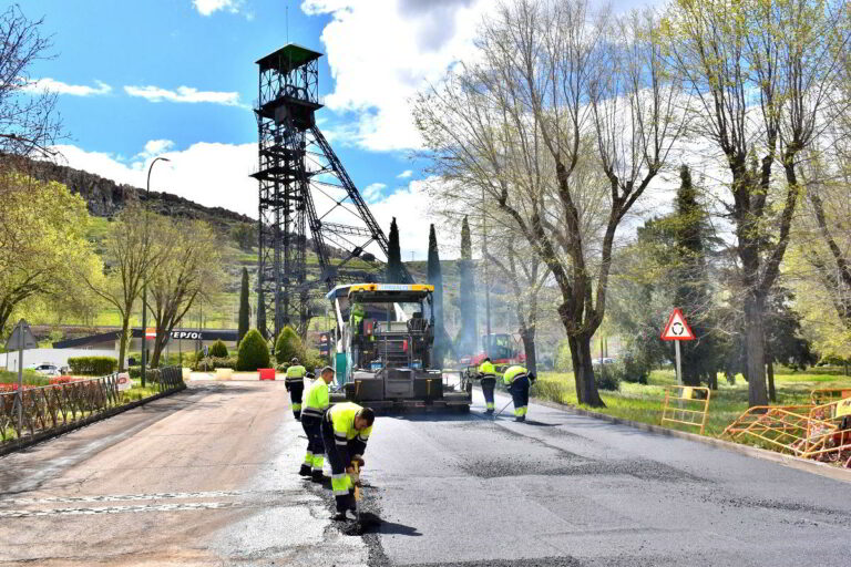 Puertollano: La avenida de Almadén renueva el asfaltado