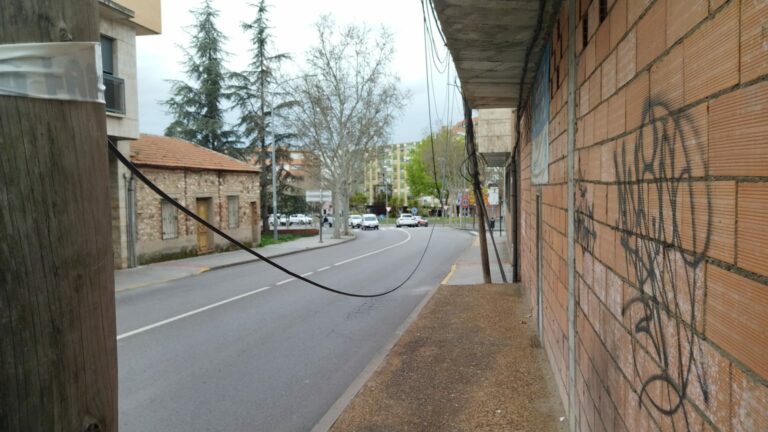 Avisan del peligro para los viandantes de un cable que cuelga de una construcción de la Carretera de Fuensanta