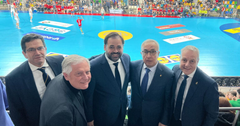 El presidente de la Diputación asegura en el partido de “Los Hispanos” que el deporte también genera oportunidades y retornos económicos