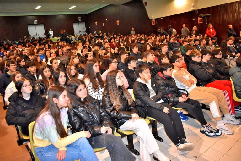 El alcalde de Puertollano alienta a los jóvenes a descubrir su espíritu emprendedor en la X Feria de Universidades y Empleabilidad