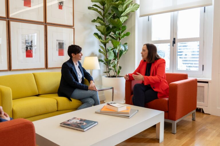 Isabel Rodríguez y la alcaldesa de Alcázar abordan los retos del municipio en materia de vivienda