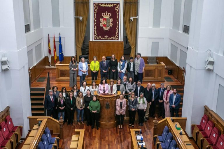 El Gobierno regional emplaza a “frenar” en los parlamentos “la ola populista que atenta contra la igualdad” con diálogo “sosegado y principios” El Gobierno regional emplaza a “frenar” en los parlamentos “la ola populista que atenta contra la igualdad” con diálogo “sosegado y principios”
