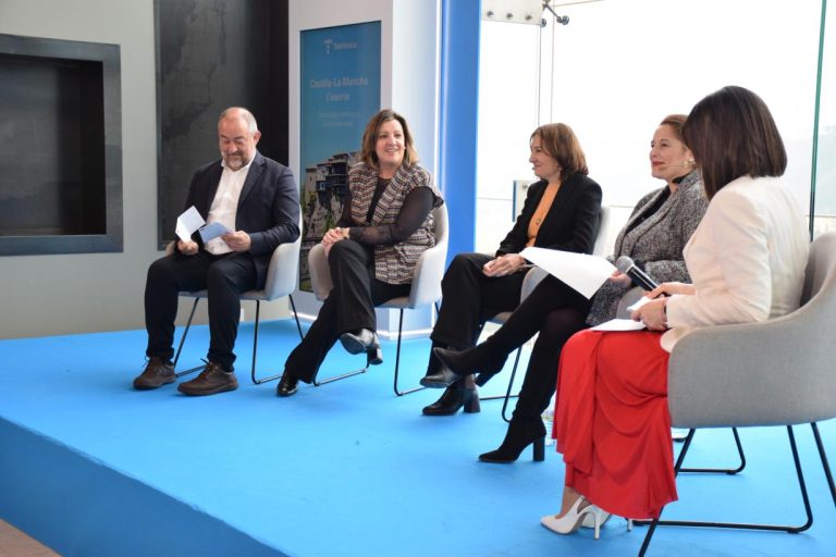 Digitalización CLM formará en competencias digitales a más de 3.000 mujeres en su segunda fase Digitalización CLM formará en competencias digitales a más de 3.000 mujeres en su segunda fase