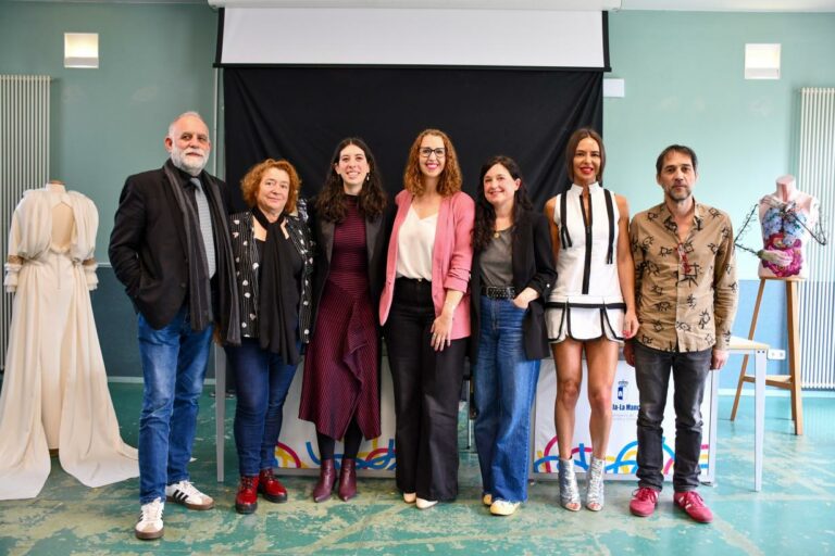 El Gobierno regional destaca la contribución histórica en materia de igualdad de las mujeres vinculadas a la moda y al sector textil