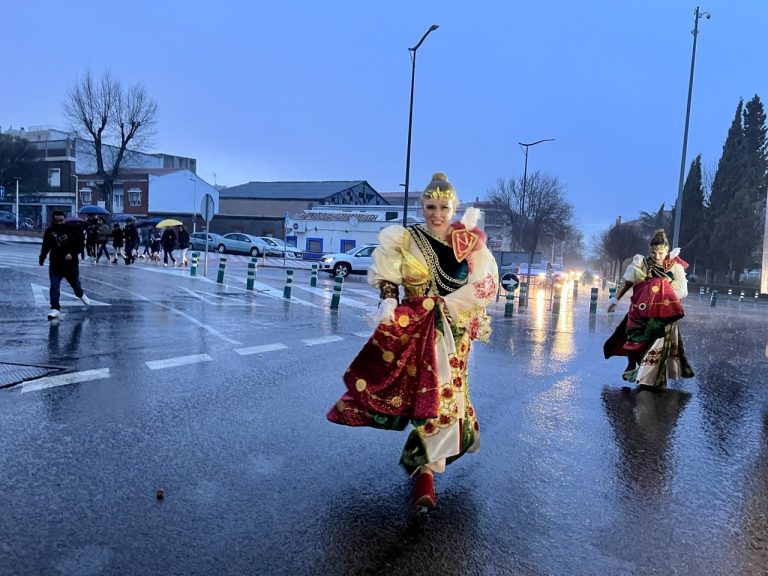 El desfile de Carnaval de Puertollano pierde su pulso al mal tiempo bajo una somanta de agua