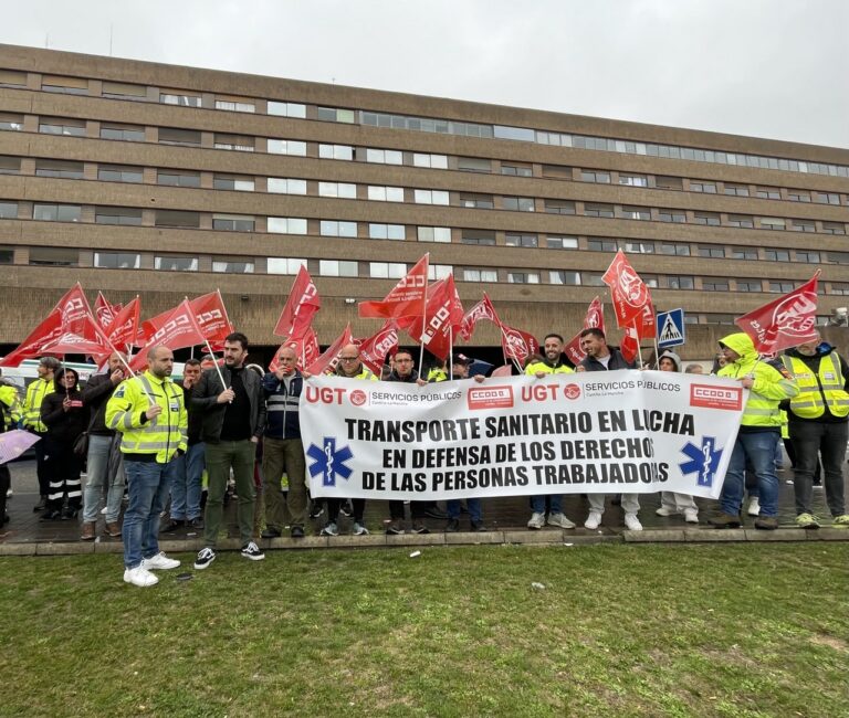 Trabajadores y trabajadoras del transporte sanitario no descartan ir a la huelga si el Sescam no mueve ficha