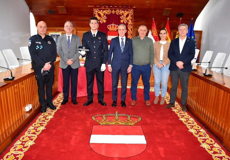 Puertollano: Un policía local y el técnico de gestión de personal toman posesión como funcionarios municipales