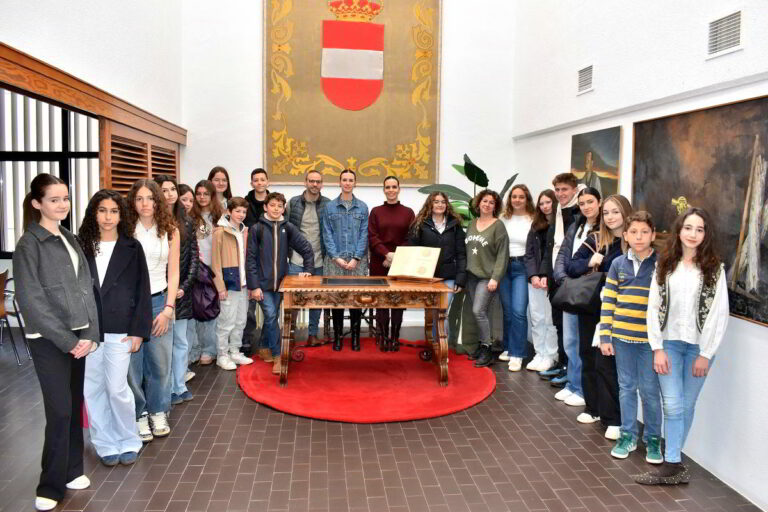 Puertollano: Estudiantes franceses visitan el Ayuntamiento en un intercambio educativo con el colegio Salesiano