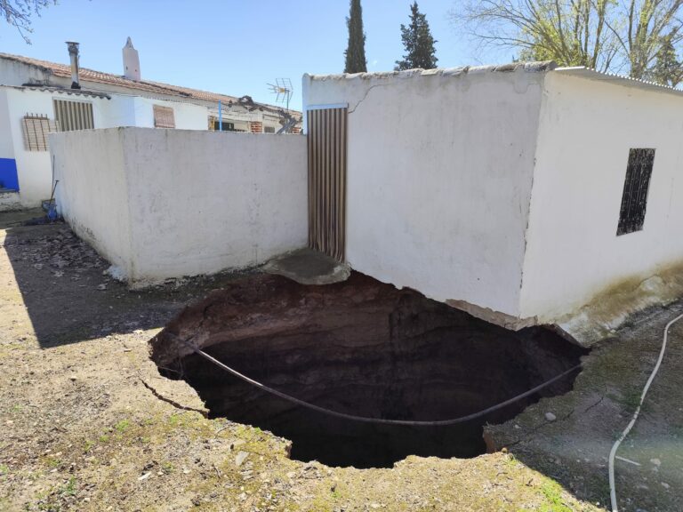 La recarga del acuífero provoca un gran hundimiento en una finca del camino a Las Tablas de Daimiel
