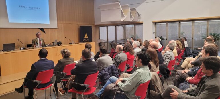 El arquitecto Ignacio Vicens, en el Colegio de Arquitectos de Ciudad Real