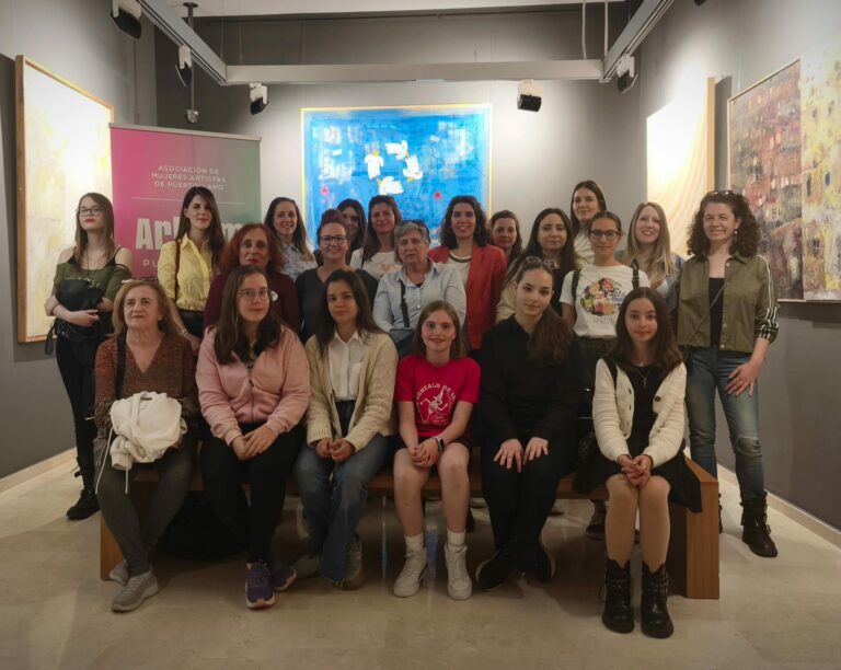 Las participantes de la IV Muestra Multidisciplinar de Mujeres Artistas de Puertollano se reúnen para preparar la exposición