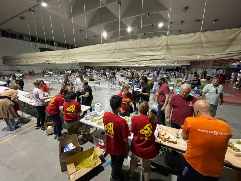 Puertollano: Los voluntarios de las casetas de Partido Comunista, Fuente Agria y Virgen de gracia, ejemplo de solidaridad con los viajeros atendidos en el pabellón deportivo