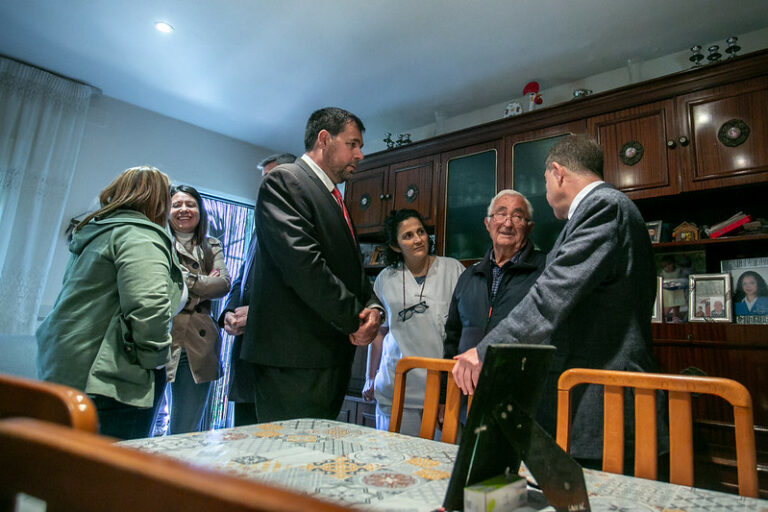 El presidente de Castilla-La Mancha, Emiliano García-Page, anuncia cerca de 56 millones de euros para el programa de Ayuda a Domicilio