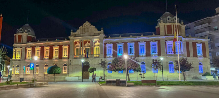 Iluminado el Palacio Provincial con los colores del Vaticano en memoria del Papa Francisco