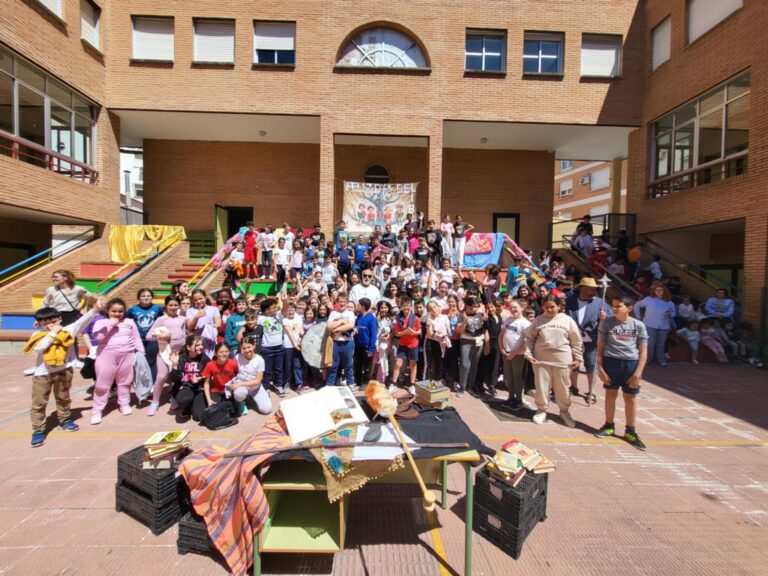 Miguel de Cervantes visita a los alumnos del CEIP Gonzalo de Berceo en el Día del Libro