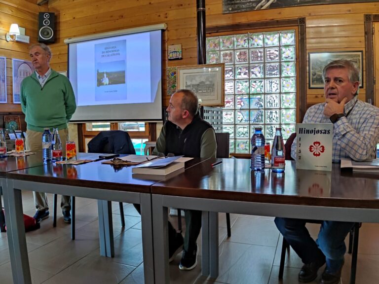 Exitosa presentación del libro «Historia de Hinojosas de Calatrava», del polifacético autor puertollanense Vicente Pinilla