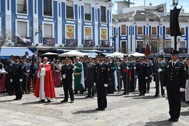 El diputado nacional de Vox Ricardo Chamorro acompaña a la Hermandad de Jesús Caído y la Virgen de la Esperanza en la procesión de Viernes Santo en Valdepeñas